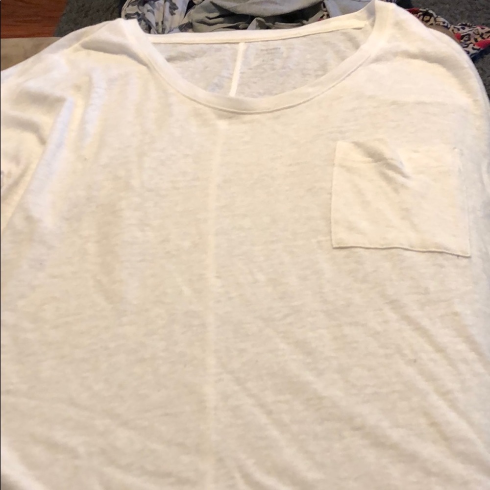 2 White old navy t’s